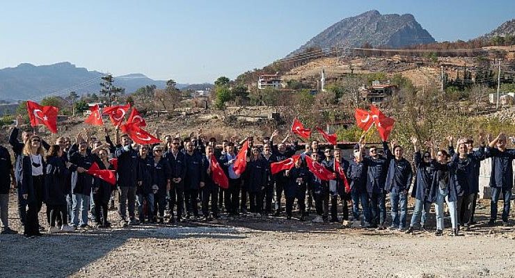 Sabancı Gönüllüleri “Cumhuriyet Seferberliği” kapsamında Manavgat’ın Güzelyalı köyünü yaşama geri kazandırmaya destek sağladı