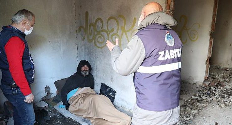 Büyükşehir Belediyesi soğuk havada evsizleri unutmadı