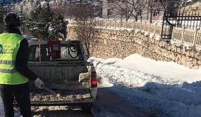 Büyükşehir ekipleri karla aralıksız mücadele ediyor