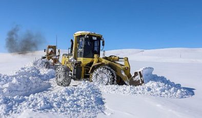 Van Büyükşehir Belediyesi Eksi 30 Derecede Karla Mücadele Çalışması Yapıyor