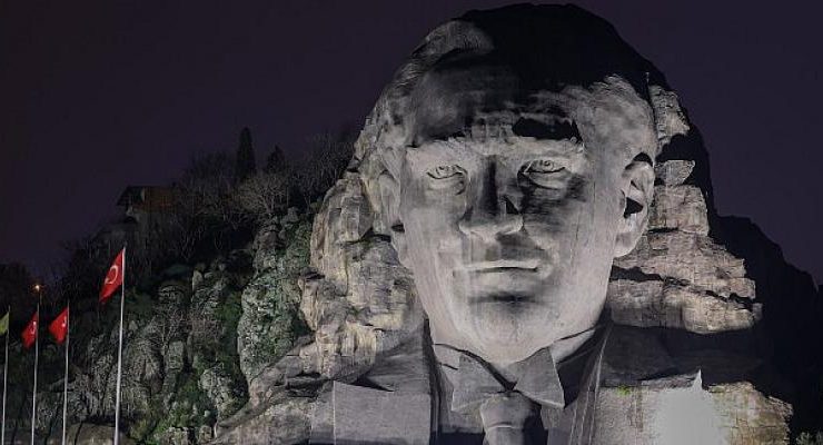 Atatürk Maskı’na muhteşem aydınlatma