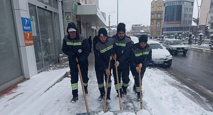 Belediye Ekipleri Kar Temizliği ve Tuzlama Çalışması Yaptı