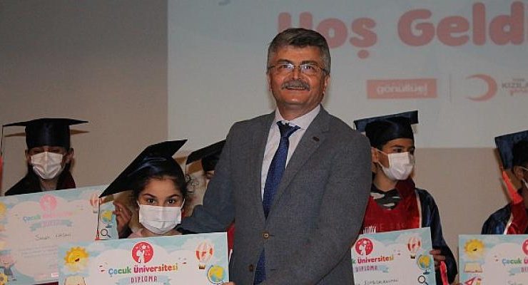 EÜ’de “Çocuk Üniversitesi”nden mezun olan 50 öğrenci diplomalarını aldı