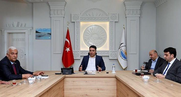 Van Büyükşehir Belediyesi Genel Sekreteri Mehmet Fatih Çelikel, kentte ulaşım hizmeti veren esnaf temsilcileriyle bir araya geldi.