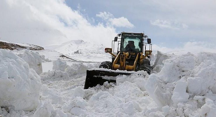 Van Büyükşehir Belediyesi, kırsal mahallelerde ki karla mücadele çalışmalarını aralıksız sürdürüyor.