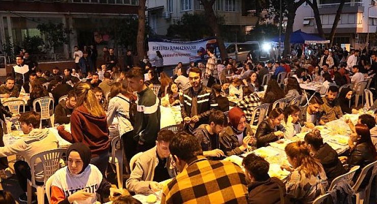 Aydın Büyükşehir Belediyesi’nin İftarına Öğrenciler Akın Etti