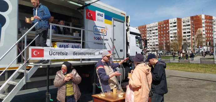 Büyükşehir’in TIR’ı Ukrayna’da yemek dağıtımına devam ediyor