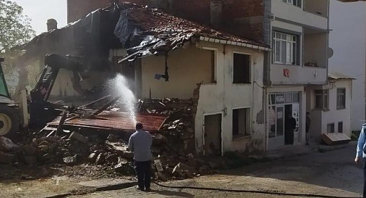 Malkara Belediyesi Tarafından Metruk Bina Yıkımı Gerçekleştirildi