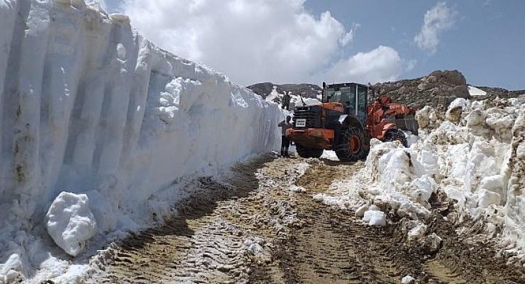Antalya’da kardan kapanan yollar açılıyor