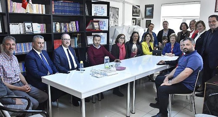 Belediye Başkanı Ulaş Yurdakul Atatürkçü Düşünce Derneği Kuruluşunun 33. Yılı Sebebiyle Lerzan Baykal’ı Ziyaret Eti
