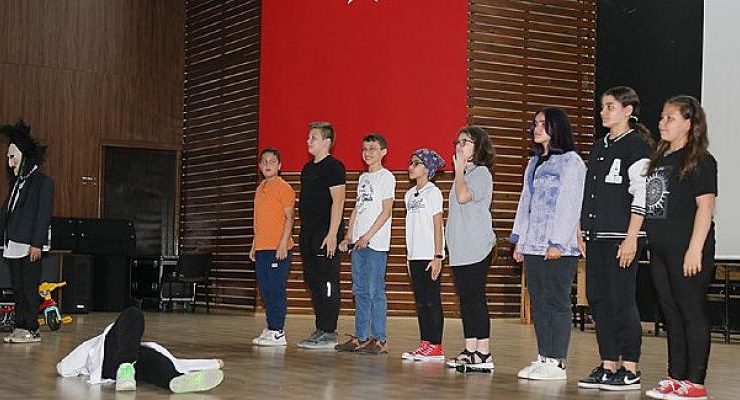 Remzi Molvalıoğlu Ortaokulu tiyatro ekibi sahne aldı