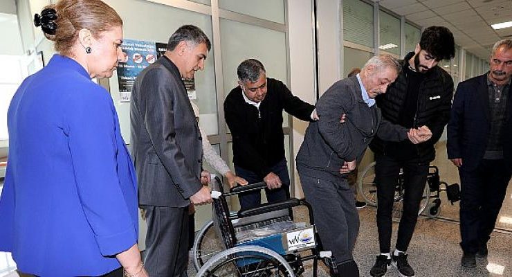 Van Büyükşehir, 7 Engelli Vatandaşa Tekerlekli Sandalye Hediye Etti