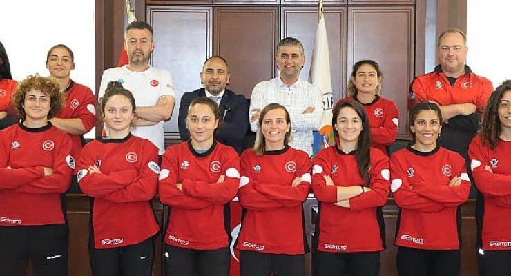 7’li Ragbi Bayan Milli takımı Başkan Turan’ı ziyaret etti