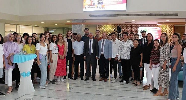 Antalya Büyükşehir’in genç gönüllüleri sertifika aldı
