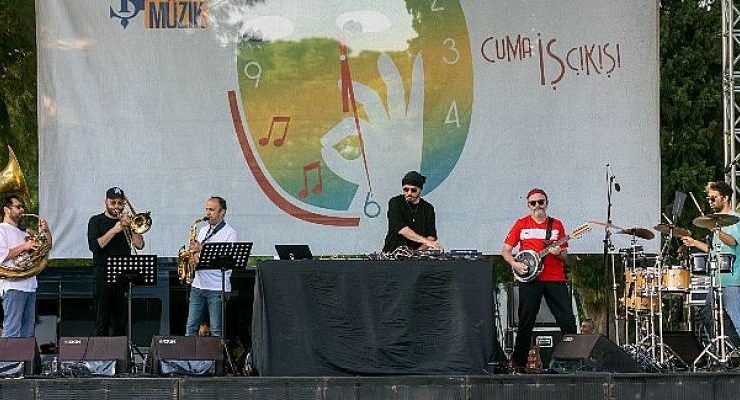“Cuma İş Çıkışı” Konserinde İzmir’de Hey! Douglas Sahne Aldı