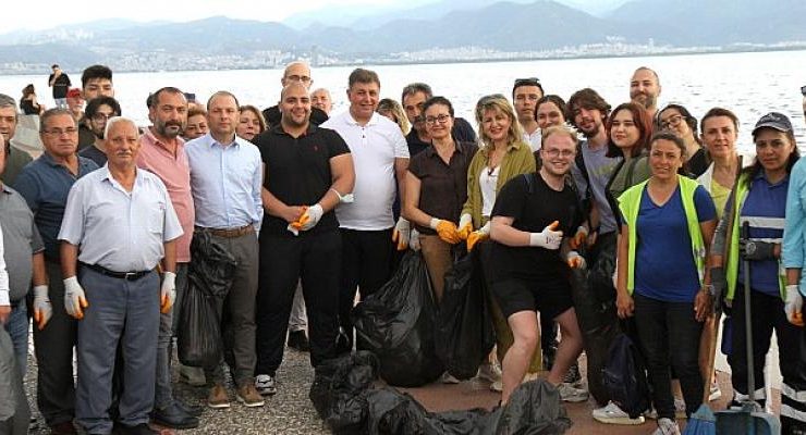 Karşıyaka’da gönüllü gençlerle sahil temizliği