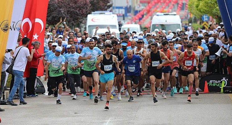Van Büyükşehir Belediyesi ‘1. Van Denizi Yarı Maratonu’ Koşusu Yapıldı