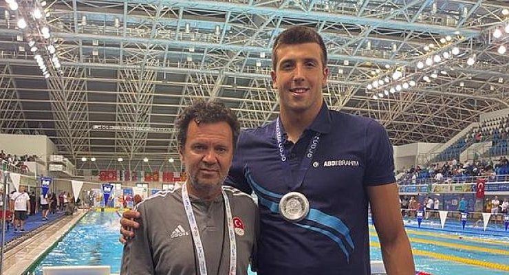 Abdi İbrahim’in ana sponsoru olduğu rekortmen yüzücü Emre Sakcı’dan Akdeniz Oyunları’nda çifte madalya