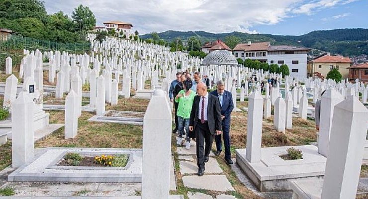Başkan Soyer Bilge Kral İzzetbegoviç’in kabrini ziyaret etti
