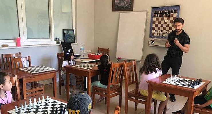 Burhaniye Belediyesi Gençlik Merkezi Yaz Kurslarına Yoğun  İlgi