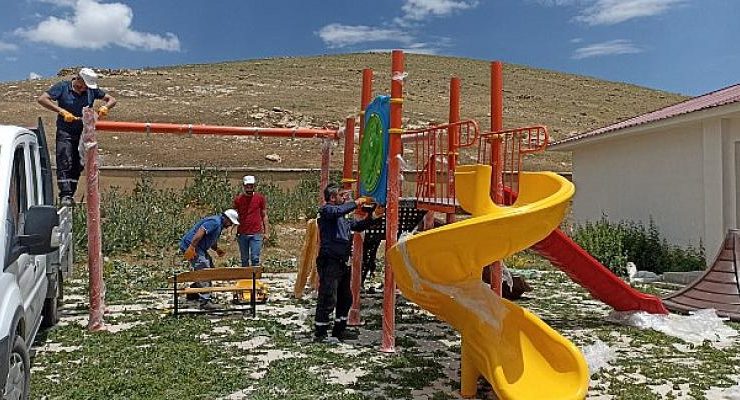 Van Büyükşehir Belediyesi, Çaldıran ilçesindeki iki mahalleye kurduğu oyun grupları, çocuklara büyük bir mutluluk yaşattı