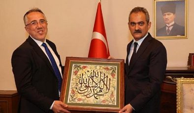 Milli Eğitim Bakanı Mahmut Özer, Nevşehir Belediyesi’ni ziyaret ederek Belediye Başkanı Dr. Mehmet Savran ile bir süre görüştü