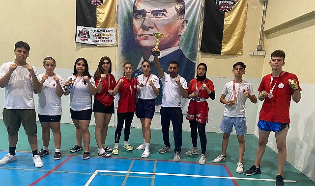 Kick Boks'ta Bayraklı farkı Bayraklılı gençler iller arası şampiyonada 7 derece kazandı